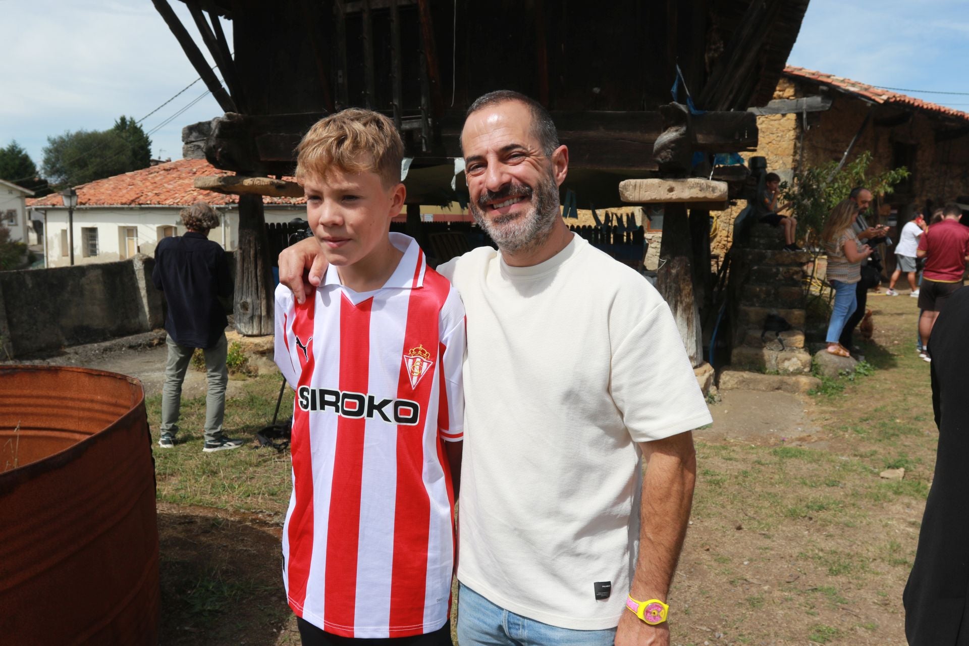 Bien de sidra y comedia en Valdesoto para celebrar su Pueblo Ejemplar