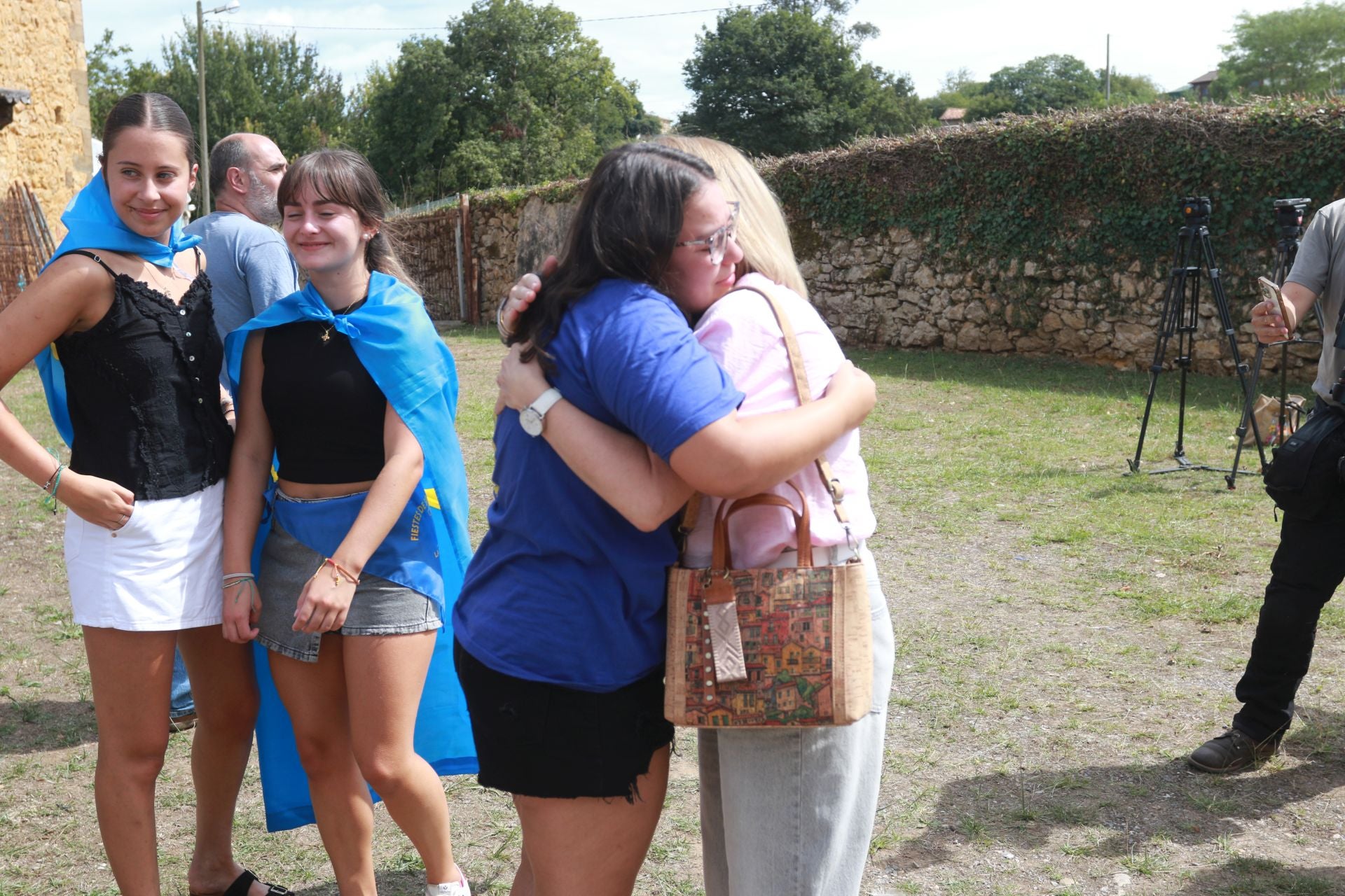 Bien de sidra y comedia en Valdesoto para celebrar su Pueblo Ejemplar