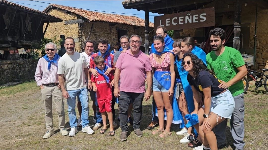 Bien de sidra y comedia en Valdesoto para celebrar su Pueblo Ejemplar