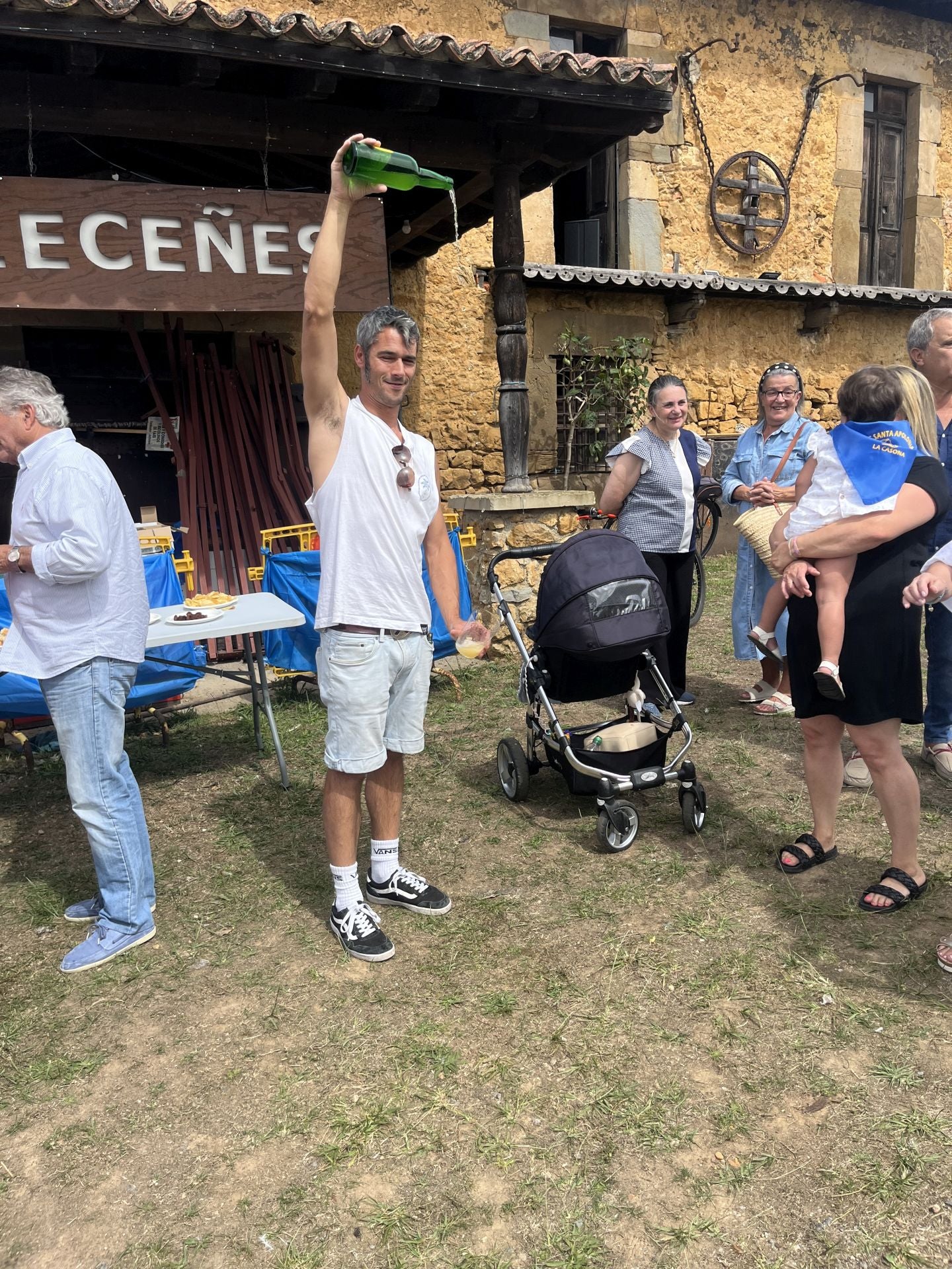 Bien de sidra y comedia en Valdesoto para celebrar su Pueblo Ejemplar