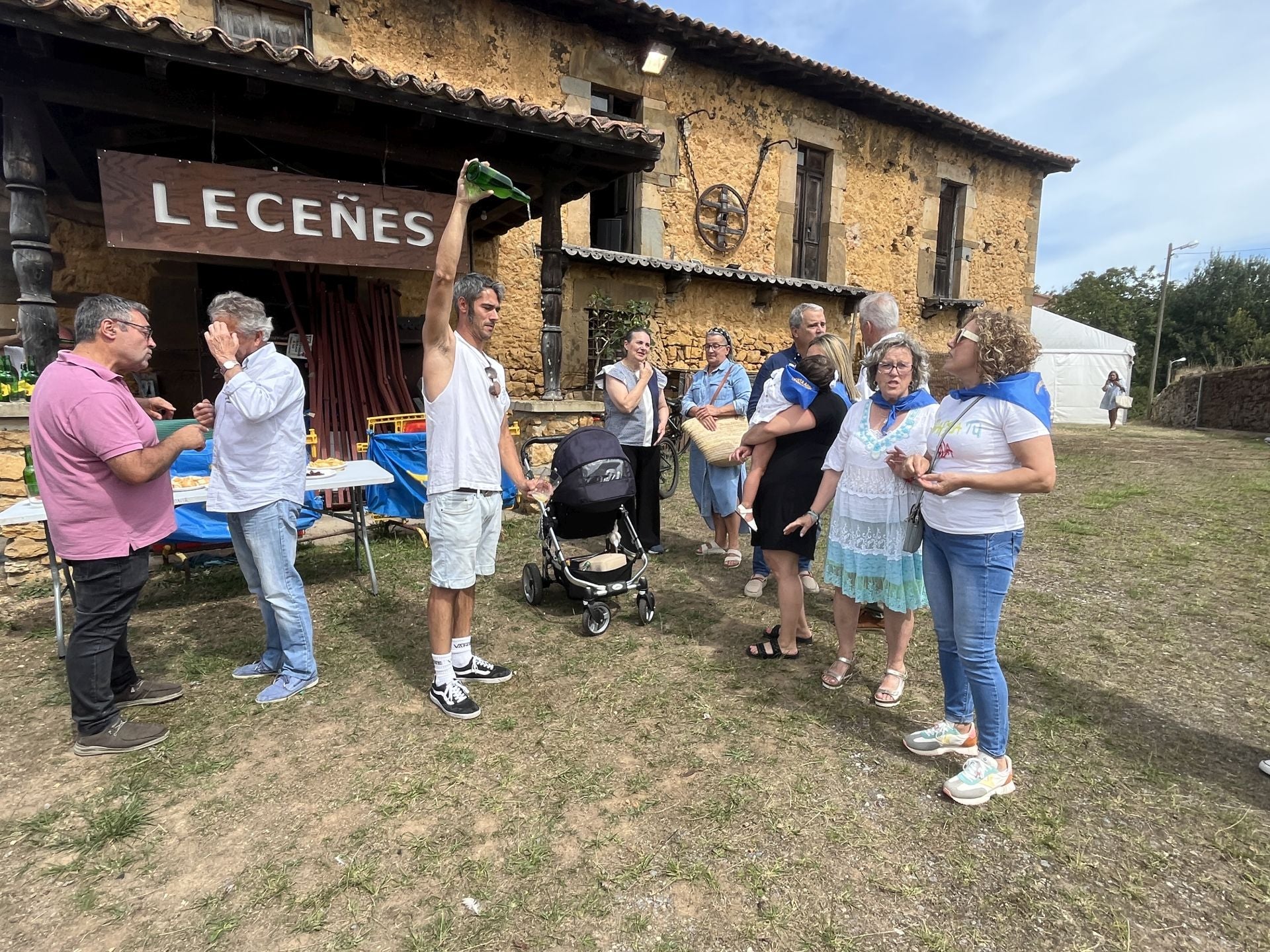 Bien de sidra y comedia en Valdesoto para celebrar su Pueblo Ejemplar