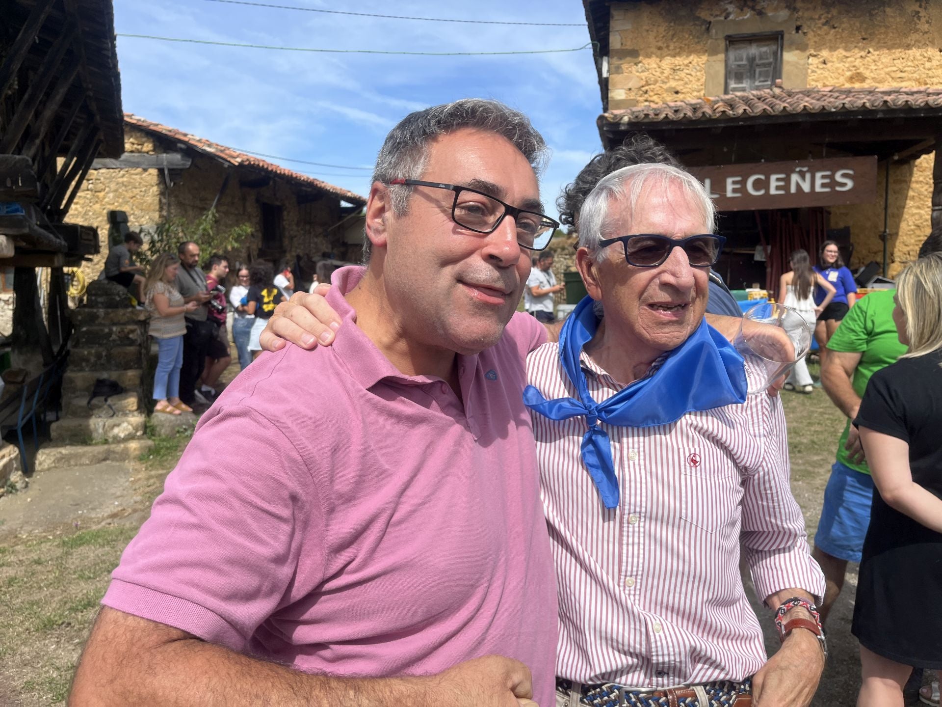 Bien de sidra y comedia en Valdesoto para celebrar su Pueblo Ejemplar