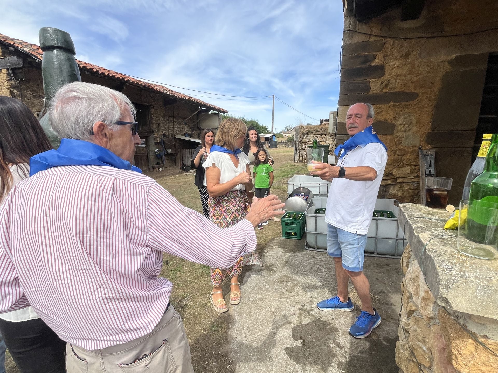 Bien de sidra y comedia en Valdesoto para celebrar su Pueblo Ejemplar