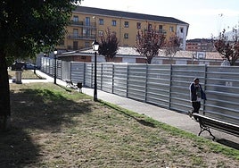 La obra del futuro centro social de Ventanielles ya ha comenzado con el vallado del perímetro.