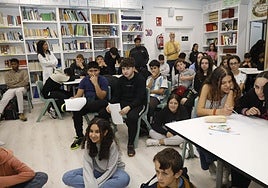 Alumnado de un instituto avilesino, en una clase magistral.