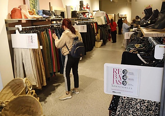 Los carteles de rebajas ya comienzan a escasear tras un buen verano.