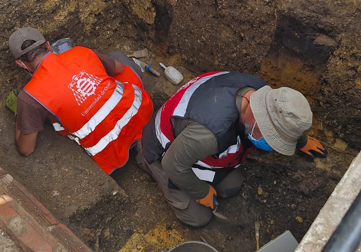 El equipo de arqueólogos trabaja en los trabajos de exhumación de la fosa en Carcedo, Valdés.