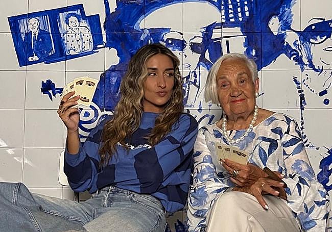 La artista Julia de la Guerra y su abuela Ana Gallego, durante el rodaje del videoclip para Instagram