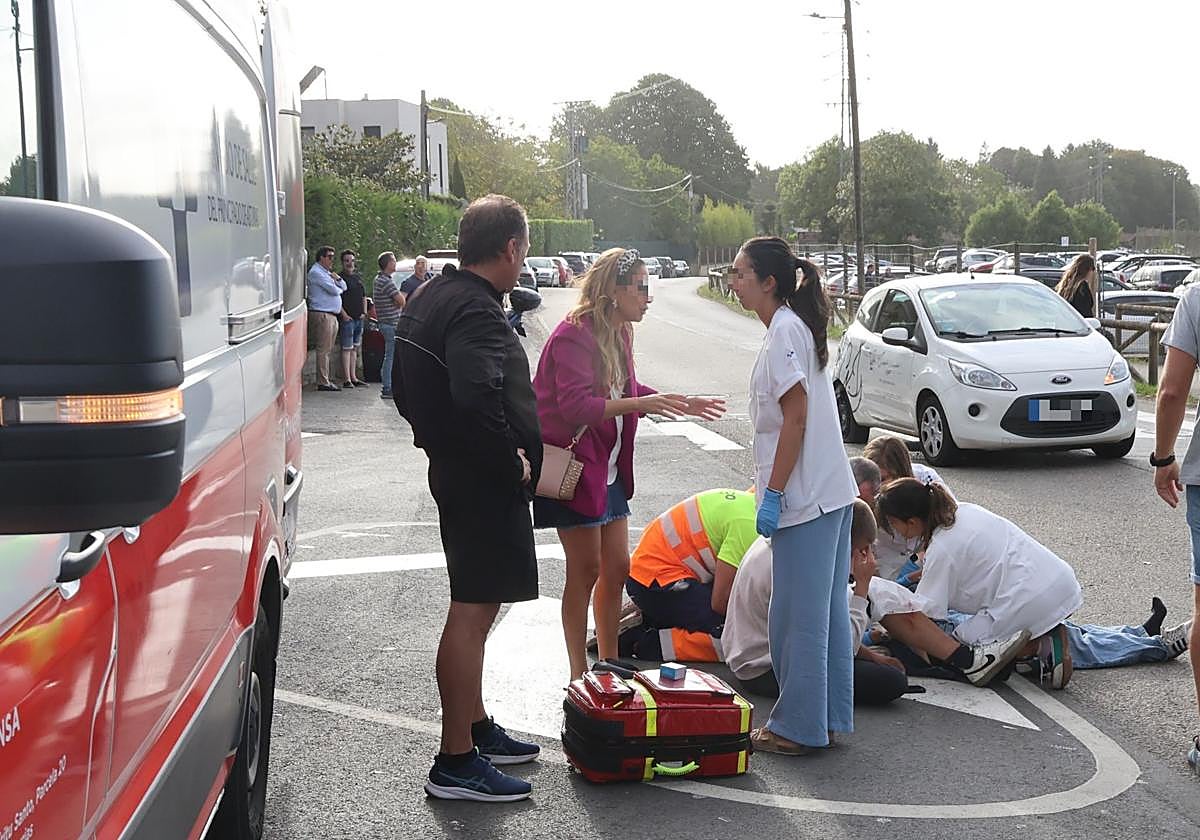 Los sanitarios atienden a los heridos en el camín de La Isla.