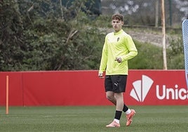 Álex Oyón, del Sporting Atlético, durante un entrenamiento en Mareo.