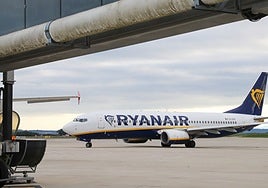 Una aeronave de Ryanair, estacionada en la plataforma del aeropuerto de Asturias.