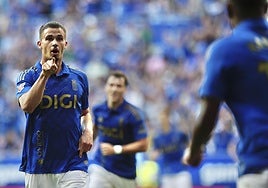 Leander Dendoncker, autor del primer gol del Real Oviedo esta temporada, apunta a Hassan, autor de la asistencia.