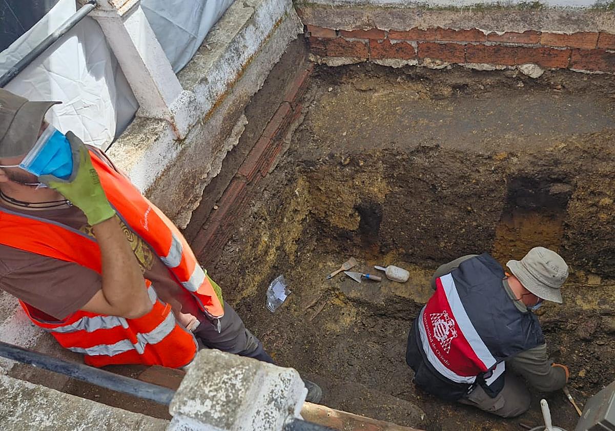 Imagen principal - En la imagen, la viceconsejera de Derechos Ciudadanos, Beatriz González Prieto (primera por la izquierda), y el consejero de Ordenación de Territorio, Urbanismo, Vivienda y Derechos Ciudadanos, Ovidio Zapico (tercero por la izquierda), junto a familiares y responsables de las labores de exhumación.