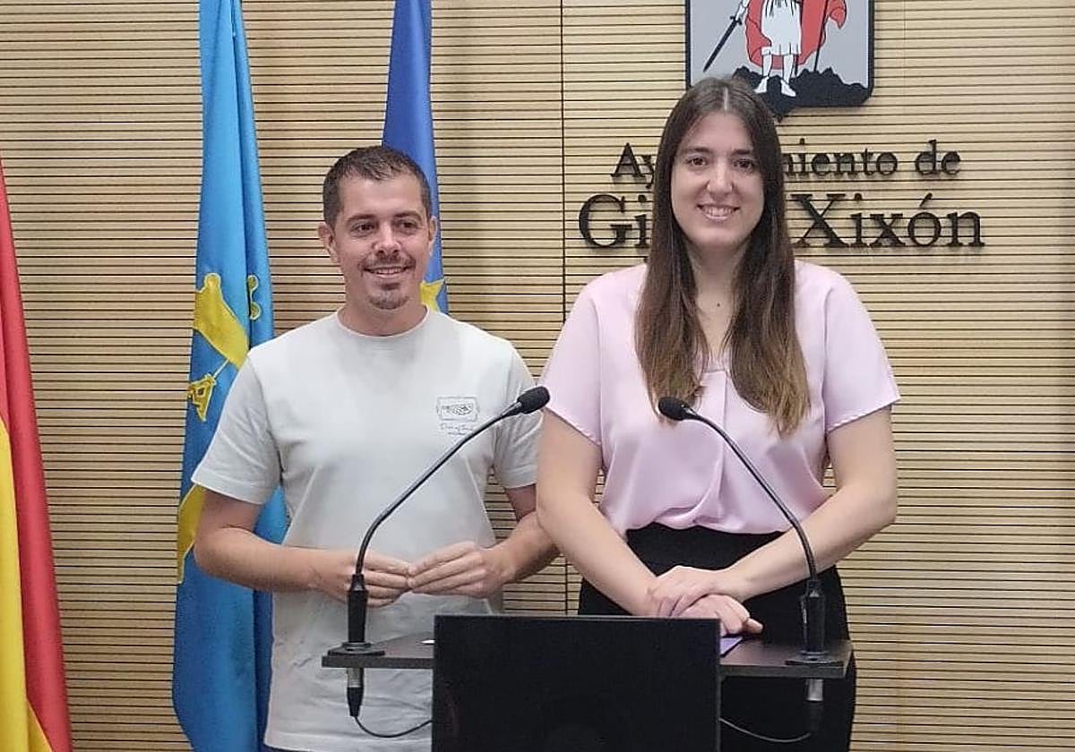 Javier Suárez Llana y Olaya Suárez Fernández, portavoces municipales de Izquierda Unida y Podemos, respectivamente.