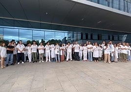 Médicos que se concentraron delante del HUCA.