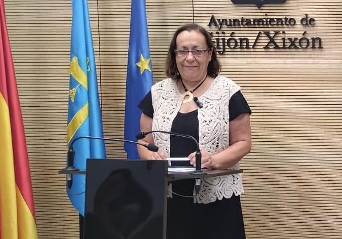 La edil socialista Natalia González Peláez, este miércoles, en la sala de prensa del Ayuntamiento de Gijón.