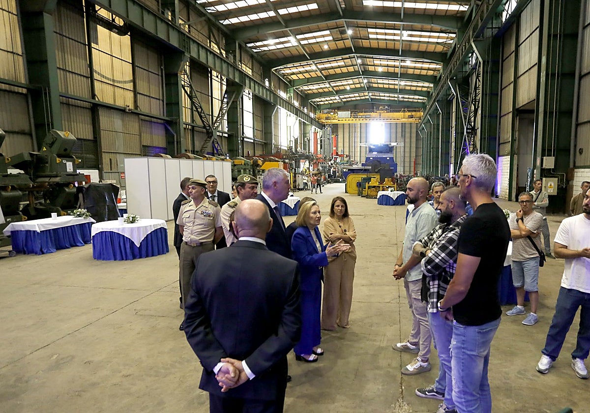 Amparo Valcarce conversa con trabajadores de El Tallerón, durante el acto por la compra de las instalaciones por parte de Indra.