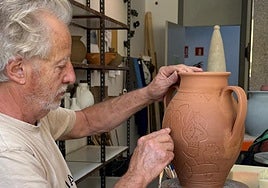 Javier Mariscal trabajando sobre una pieza, ayer en la Factoría Cultural.