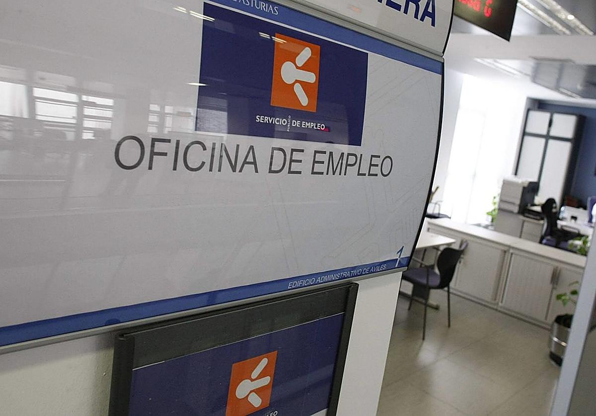 La oficina de empleo de Avilés en el edificio administrativo de la calle del Muelle.