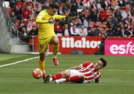 Yeremay trata de superar a Gaspar Campos, en el duelo del pasado mayo en El Molinón.