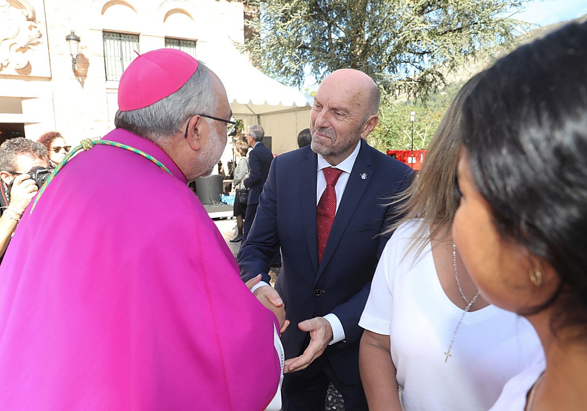 Juan Cofiño saluda al arzobispo de Oviedo antes de la misa de Covadonga de 2023.