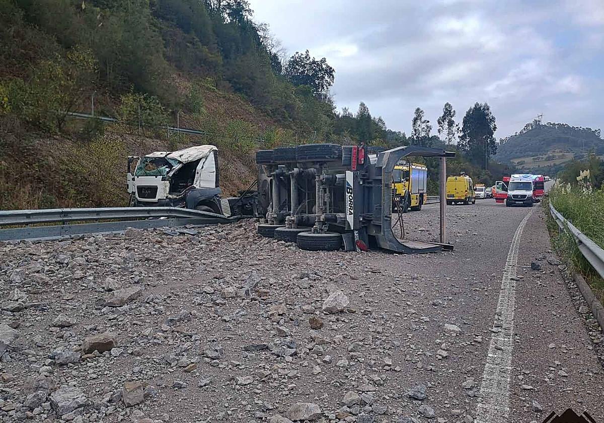 El camión, que transportaba áridos, quedó atravesado en la carretera.