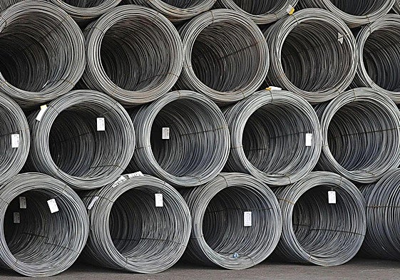Bobinas de acero almacenadas para su expedición en El Musel.