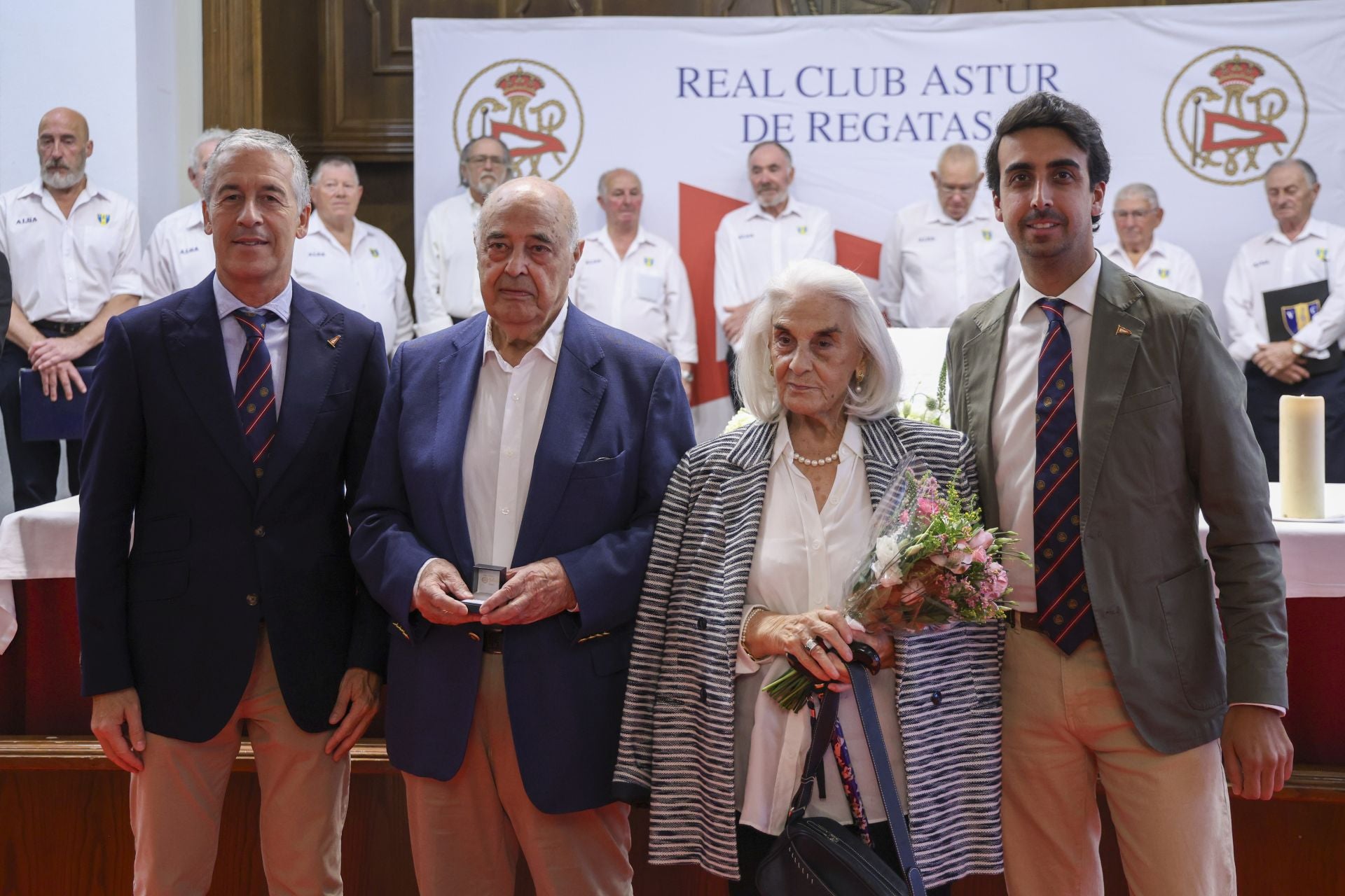 El Club de Regatas de Gijón honra a sus socios de honor