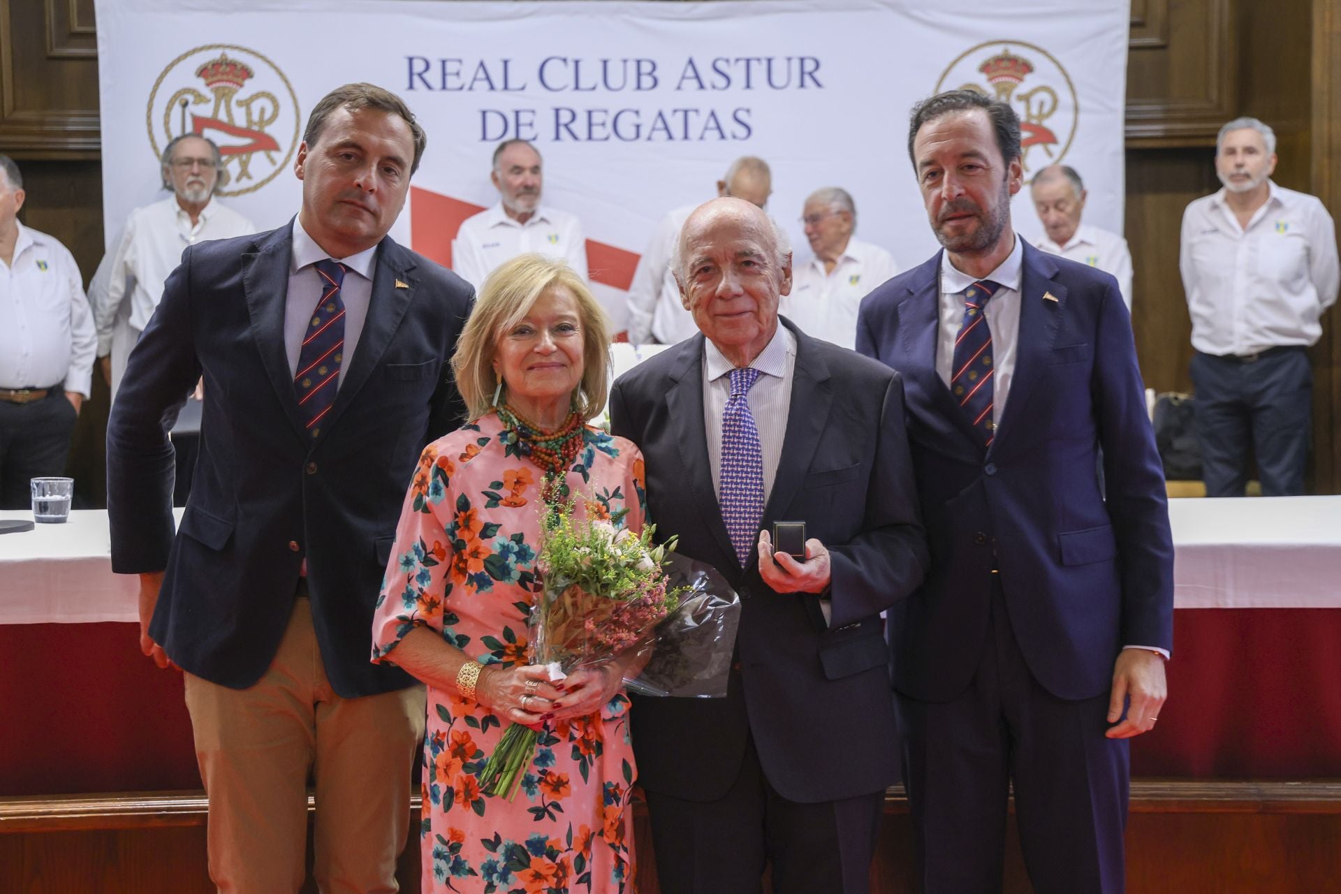 El Club de Regatas de Gijón honra a sus socios de honor
