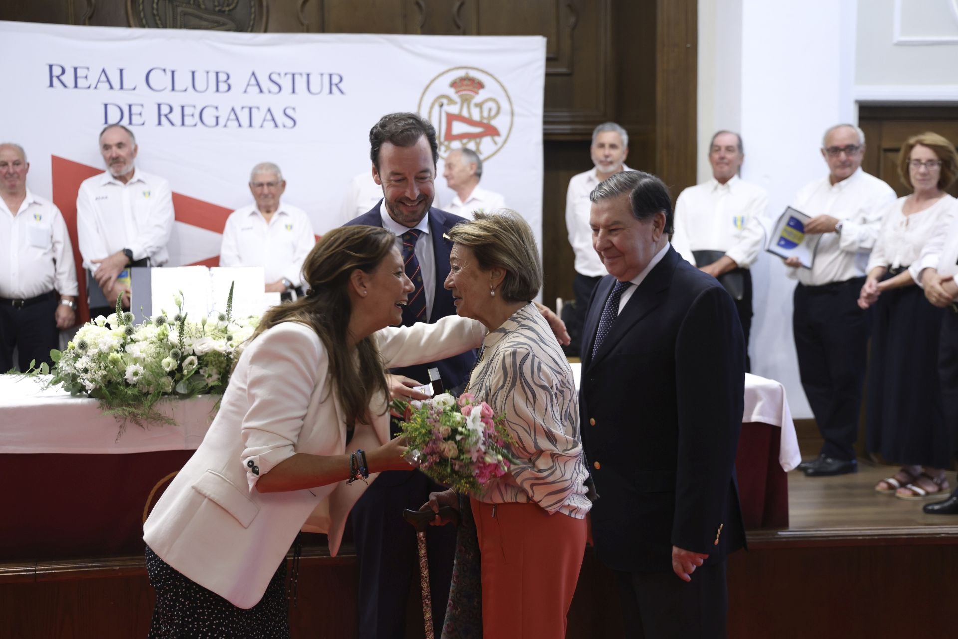 El Club de Regatas de Gijón honra a sus socios de honor