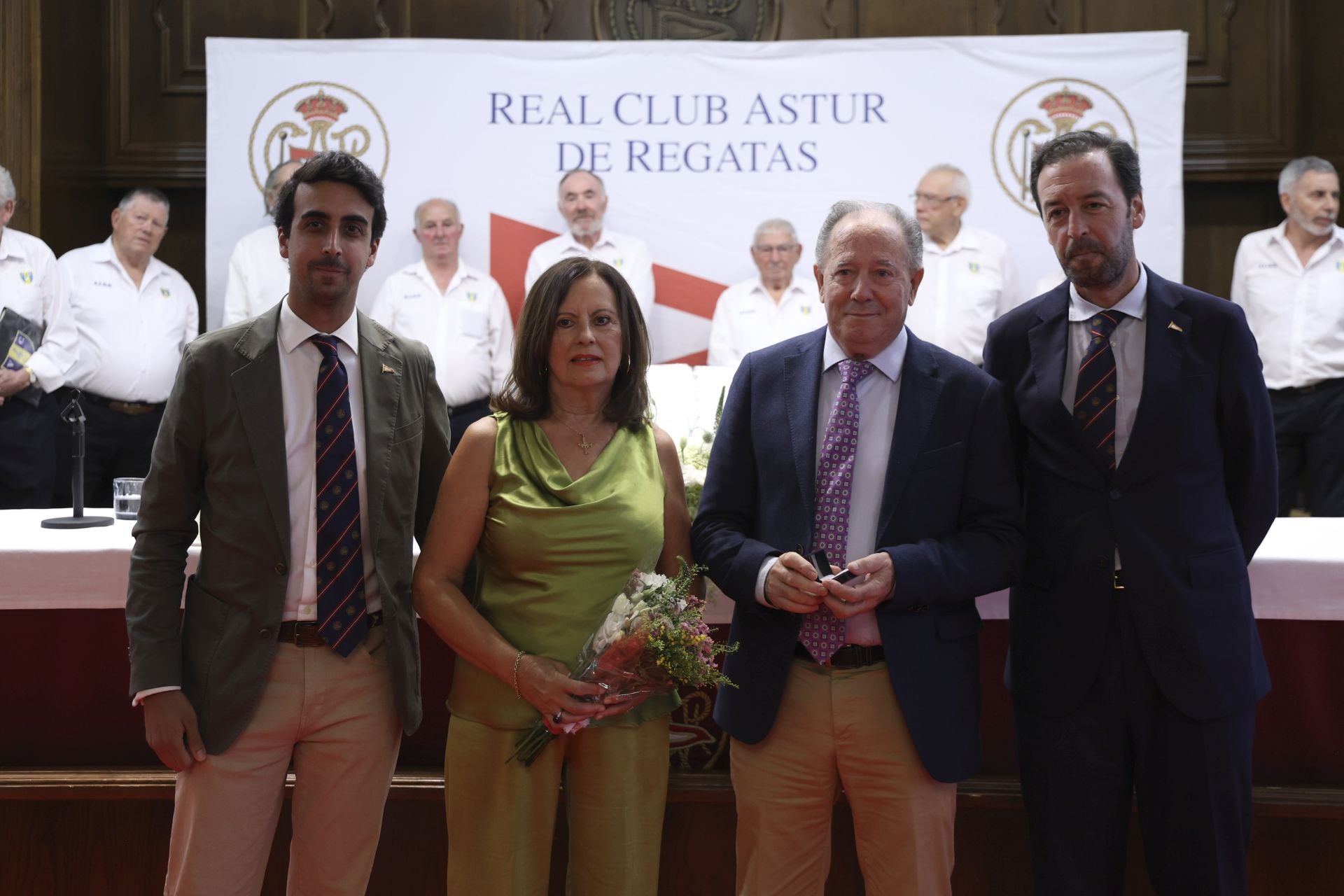El Club de Regatas de Gijón honra a sus socios de honor