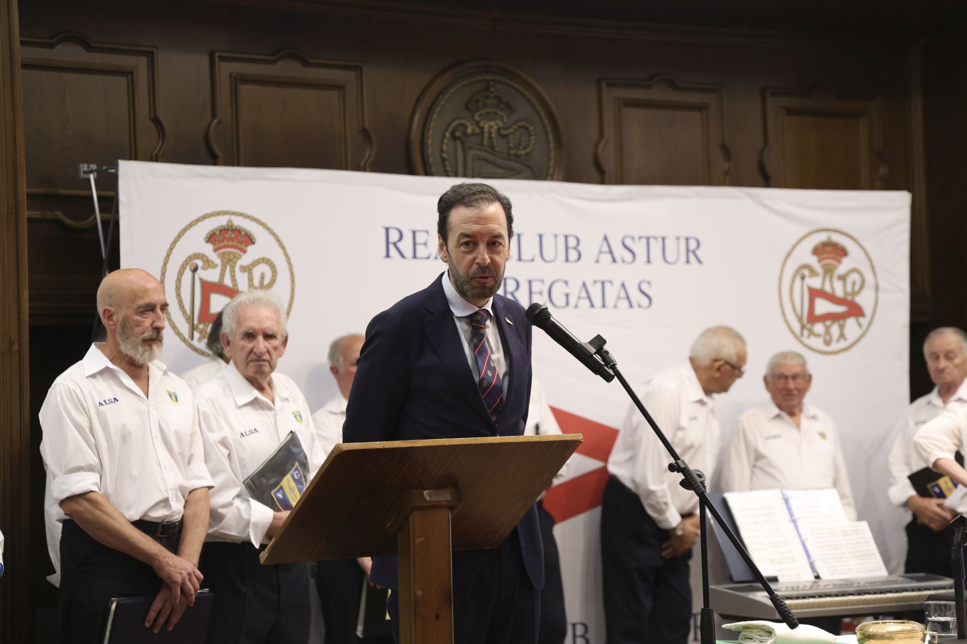 El Club de Regatas de Gijón honra a sus socios de honor