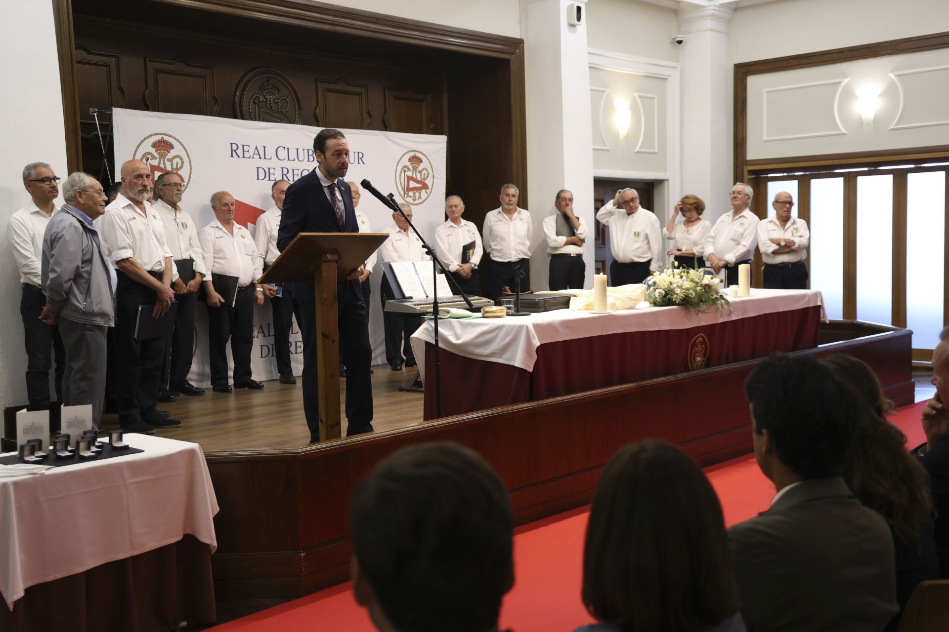 El Club de Regatas de Gijón honra a sus socios de honor