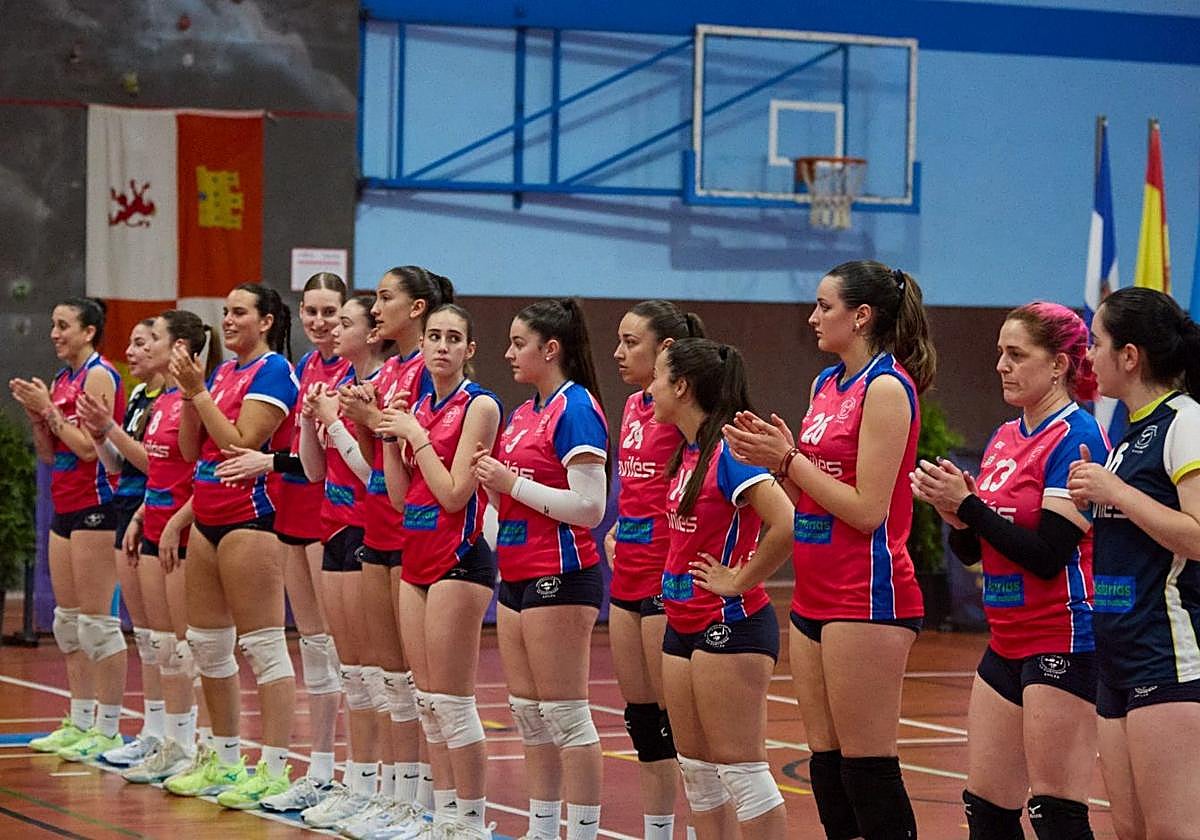 Irene López, nueva capitana de Curtidora Uniovi, la segunda por la derecha en un partido de la fase de ascenso.