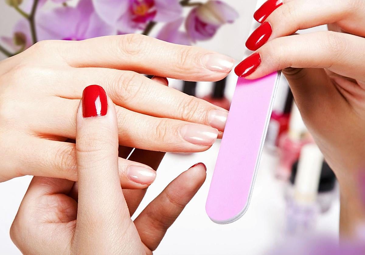 Una persona se hace la manicura.