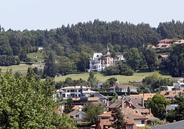 La finca Bauer de Somió, en Gijón, presidida por el edificio de Villa Concepción.