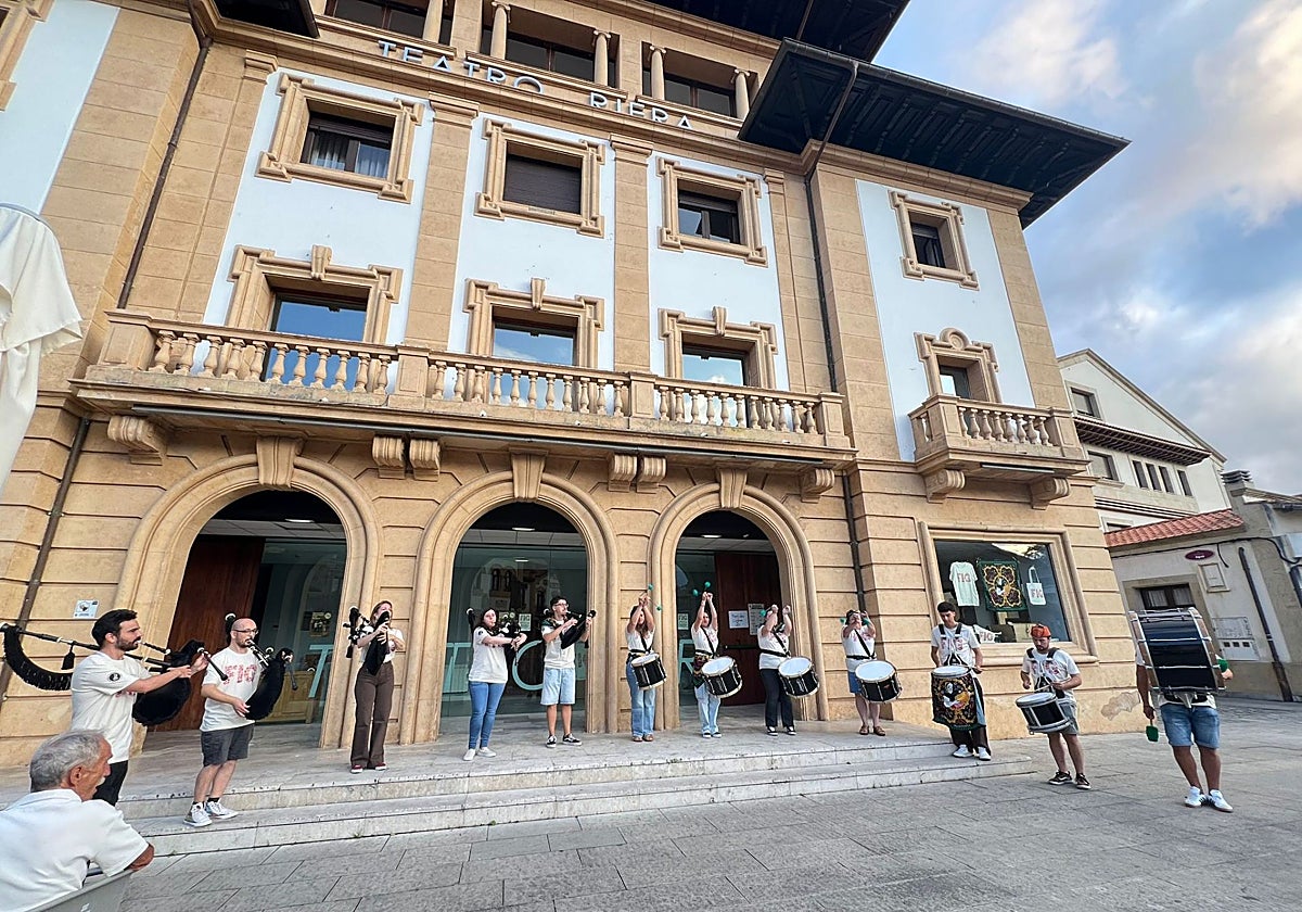 Actuación ante la casa consistorial.