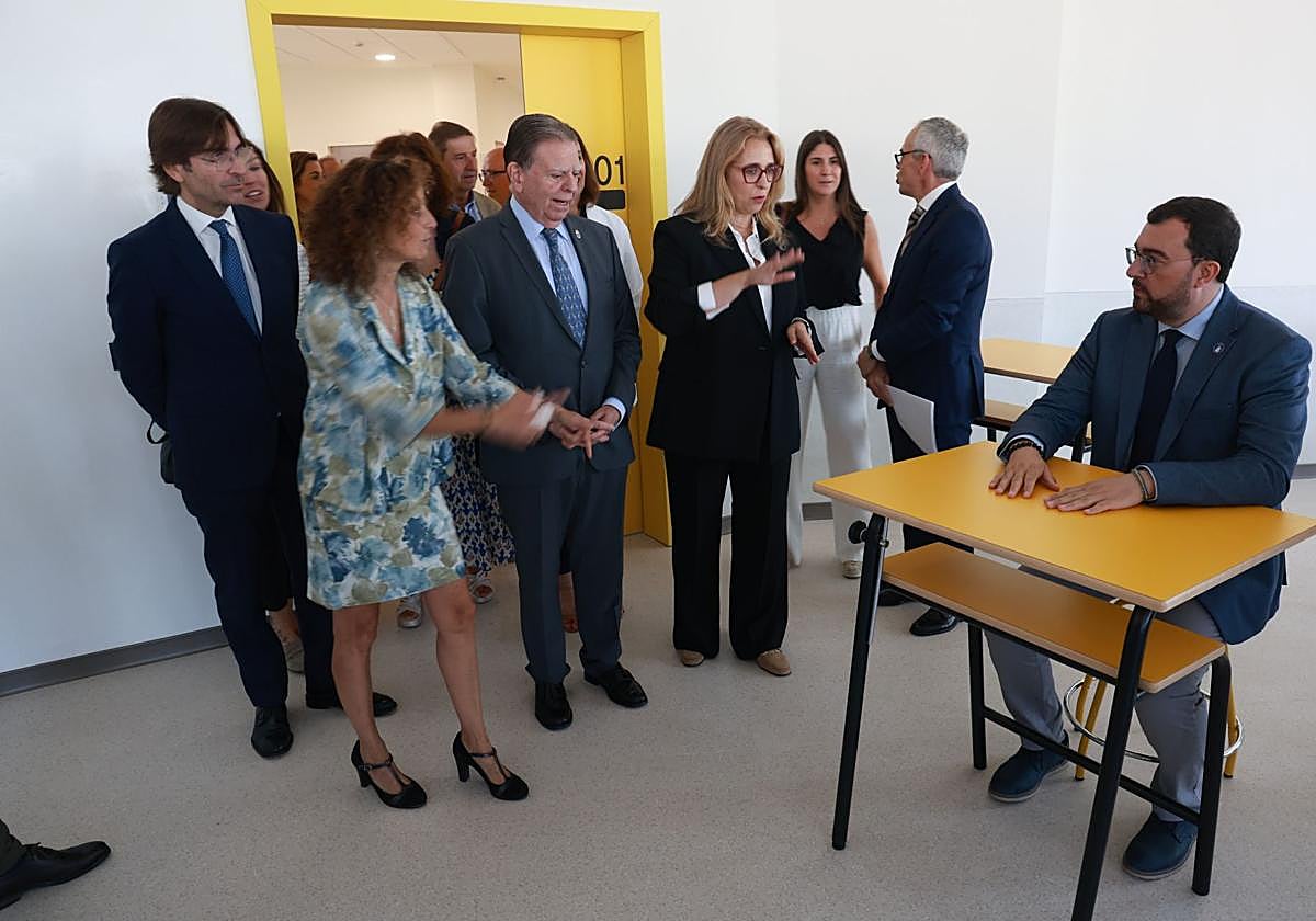 Adrián Barbón, sentado en un pupitre atiende las explicaciones de Eva Ledo y Silvia Menéndez ante la mirada de Alfredo Canteli y Arturo Estévez, representante de Esfer, una de las empresas constructoras del IES de La Corredoria.