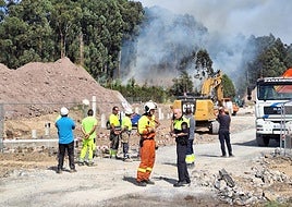 Bomberos y trabajadores de la zona, en el Estrellín.