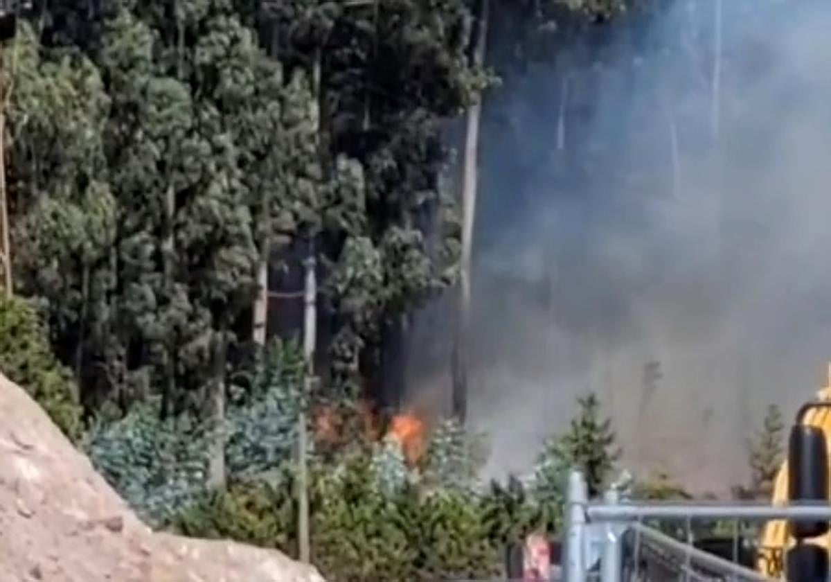 Bomberos y trabajadores de la zona, en el Estrellín.