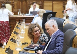 La portavoz socialista, Carmen Eva Pérez, conversa con Juan José Alonso Ordiales en un Pleno.