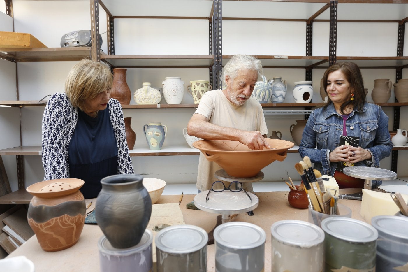 La alcaldesa y la concejala de Cultura observan con atención el trabajo de Mariscal.