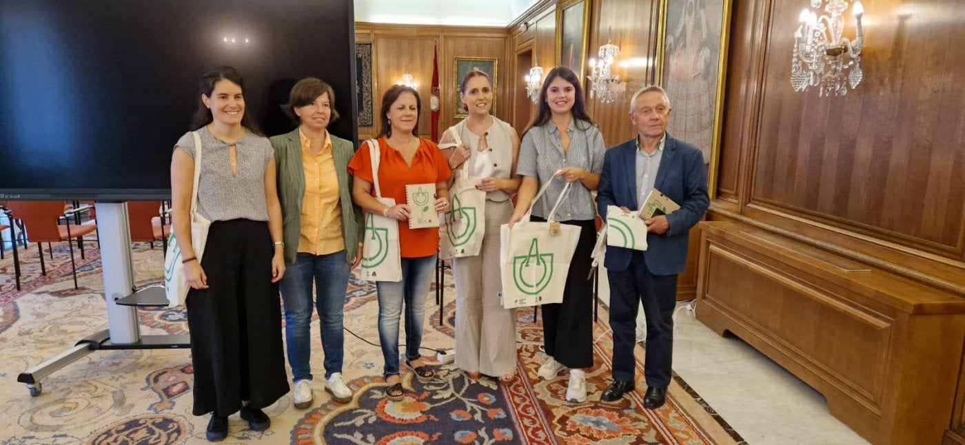 La directora general de Empresas y Comercio, y la edil de Comercio, junto a representantes de UCAYC y Disfruta Carbayedo, así como de Cogersa y la empresa contratada para el nuevo programa de sostenibilidad.