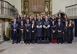 El presidente del TSJA, Jesús Chamorro, y el decano del Colegio de la Abogacía, Benigno Villarejo, en el centro, posan con los nuevos colegiados.