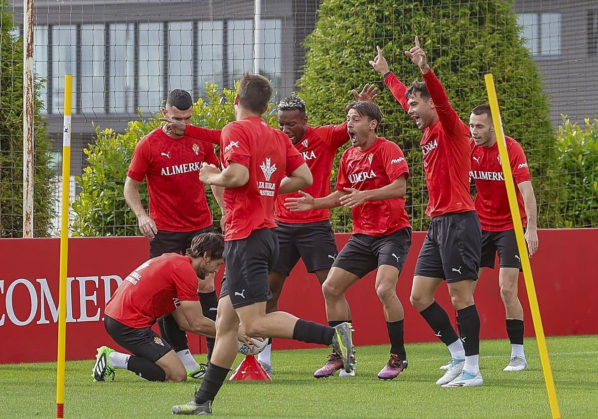 Álex Corredera, ayer, en el suelo, jaleado por Pablo Vázquez, Otero, Kevin, Diego y Dubasin, con Curbelo de espaldas, durante un ejercicio.