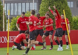 Álex Corredera, ayer, en el suelo, jaleado por Pablo Vázquez, Otero, Kevin, Diego y Dubasin, con Curbelo de espaldas, durante un ejercicio.