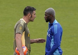 Cervero, exfutbolista y ahora médico del club, conversa con el internacional Kwasi Sibo.