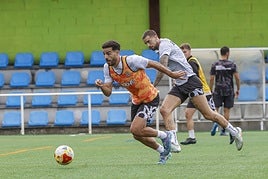 Yasser, que no tuvo ningún minuto en la primera jornada frente a la Ponferradina, conduce el balón perseguido por Borja Granero, que tampoco ha debutado.