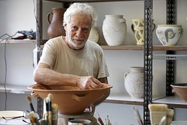 Xavier Mariscal, en pleno trabajo en la Factoría Cultural.