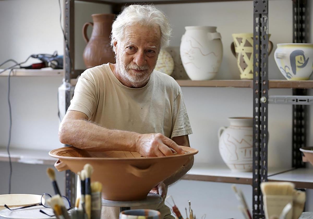 Xavier Mariscal, en pleno trabajo en la Factoría Cultural.